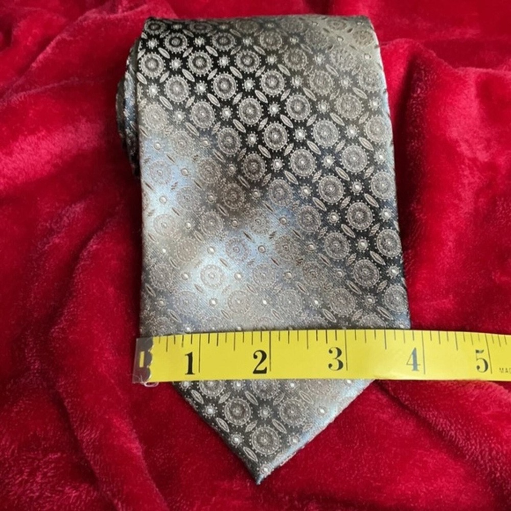 Pronto Uomo Mens Silk Tie Silver Gray Black Ombre Medallion Geometric Pattern 4" - Picture 2 of 5
